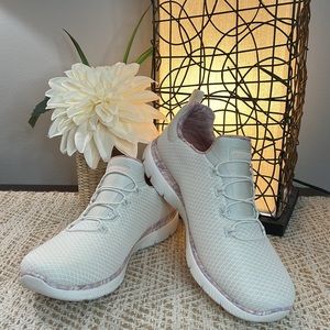 NWOT Skechers Summits Vegan Washable Bungee Sneakers -size 9